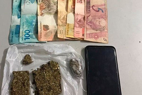 PM surpreende homens negociando droga, um deles mente o nome e os dois acabam na delegacia