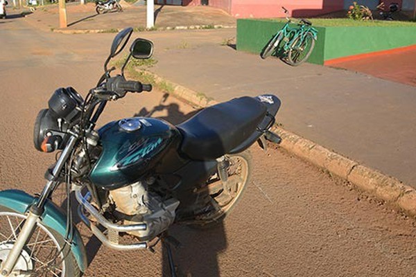 Ciclista converge de repente e se choca em motociclista na Avenida Fátima Porto em Patos de Minas