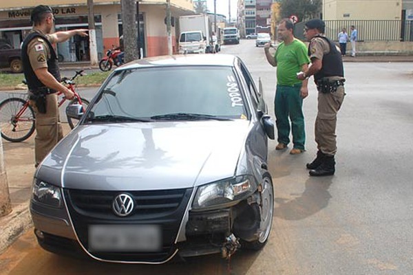 Motociclista fica ferido em acidente com 3 veículos; PM registrou 14 acidentes nas últimas horas