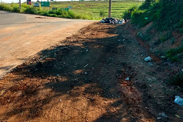 Pouco depois de passar por limpeza, área próxima à Ponte do Rio Paranaíba volta a receber lixo