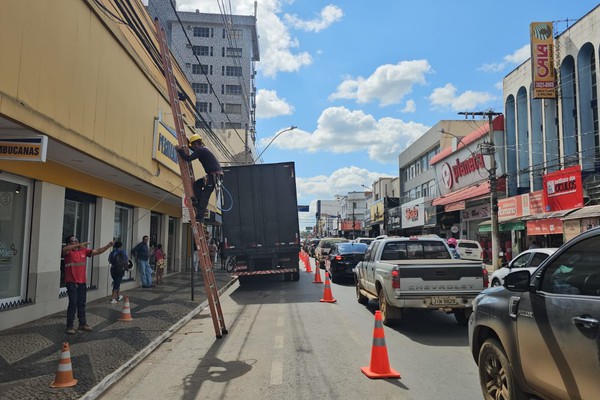 Após cobrança do Procon, Cemig faz mutirão para a retirada de cabos irregulares nos postes da cidade