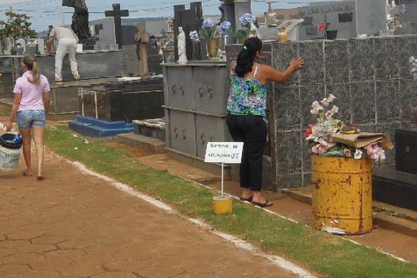 Dezenas de pessoas trabalham na preparação do Cemitério para o Dia de Finados