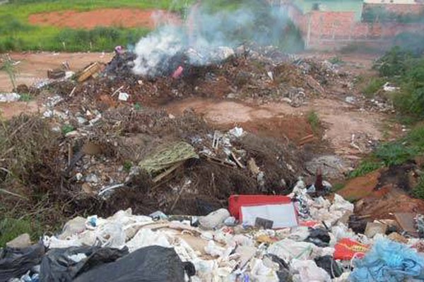 Demora para acabar com Lixão deixa moradores do Copacabana indignados