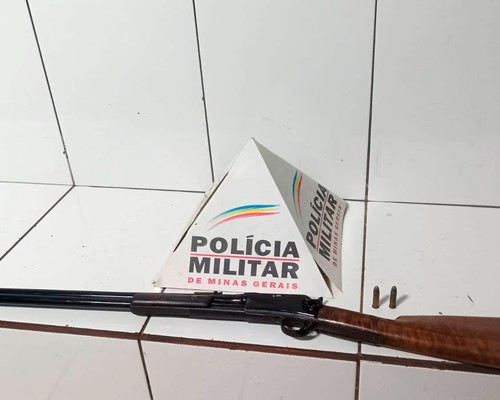 Polícia Militar prende homem que ameaçava moradores e apreende espingarda carregada