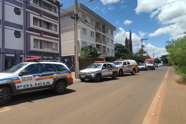 Homem em surto é resgatado após mais de 1 hora de negociação em Patos de Minas