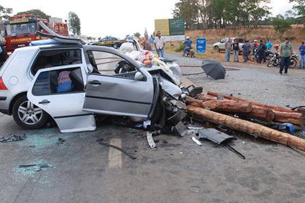 Grave acidente na BR 365 deixa uma pessoa morta e quatro pessoas feridas