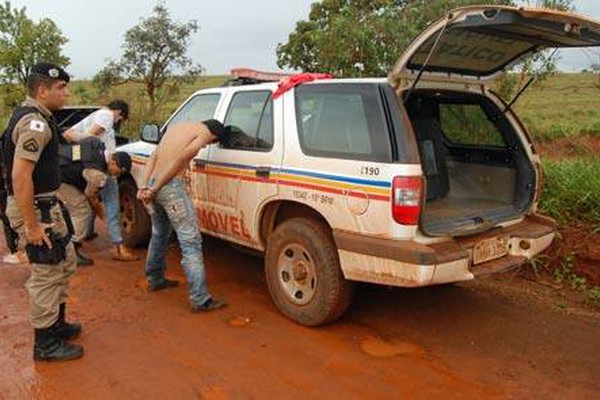 PM aborda 4 jovens e encontra revólver e carabina na estrada de Alagoas