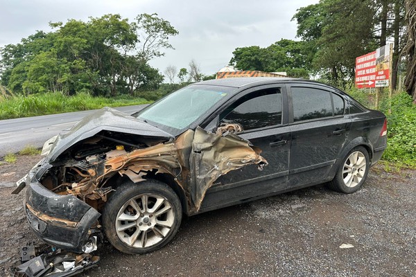 Motorista freia ao confundir câmera com radar e se envolve em acidente com 4 veículos na BR 365