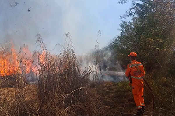 Bombeiros controlam fogo que ameaçava barraco perto do Rio Paranaíba em mais um incêndio