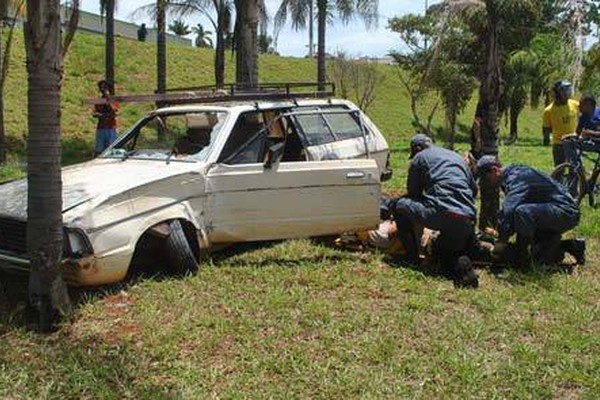 Condutor embriagado e inabilitado se descontrola na pista e tem que ser socorrido