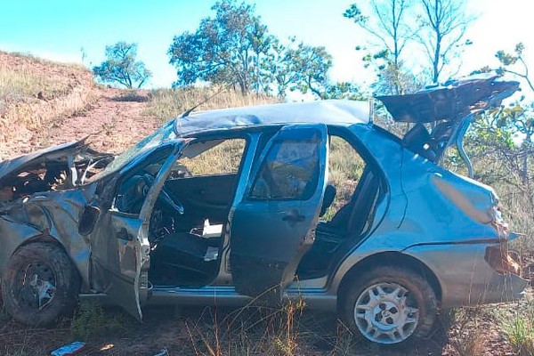 Quatro pessoas ficam feridas após condutora perder controle e capotar várias vezes em Presidente Olegário