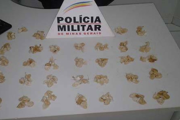 Após denúncia, PM de Lagoa Formosa faz a maior apreensão de crack do ano