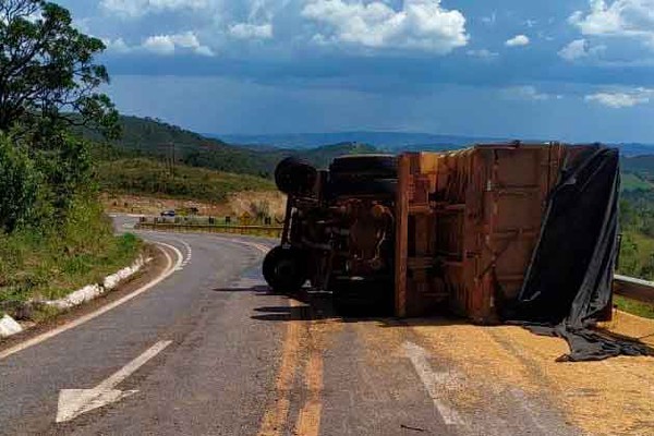 Motorista de 25 anos fica ferido ao tombar caminhão carregado de soja na MG 230