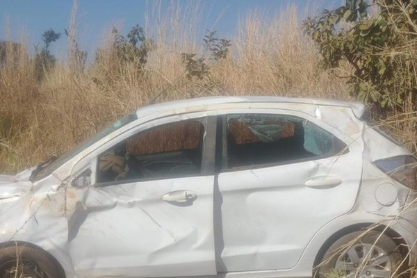 Carro capota fora da pista na MG 410 e motorista é multado por embriaguez ao volante