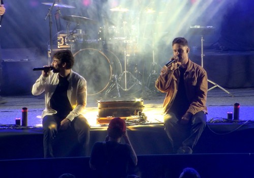 Marlon e Meiron se sentam no palco e cantam suessos sertanejos pertinho do público; veja ao vivo