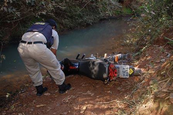 Motocicleta furtada vai parar dentro de córrego próximo ao Aterro Sanitário