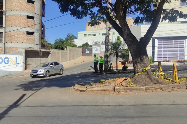 Após série de acidentes em cruzamento com pouca visibilidade, Prefeitura reforça sinalização