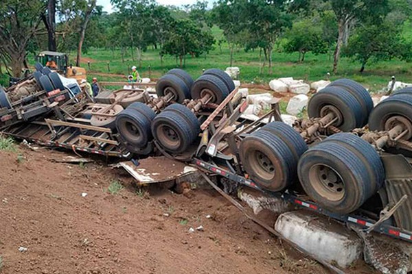 Motorista fica preso às ferragens após bitrem sair da pista e parar com as rodas para o alto na MGC354 