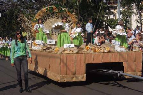 Milhares de pessoas participam do desfile do aniversário da cidade