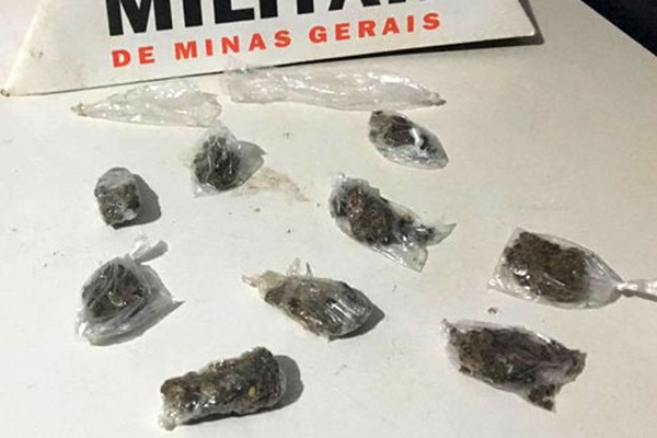 Mães denunciam tráfico em frente ao Marcolino e PM apreende menor com porções de maconha 