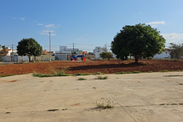 Com fiação furtada, praça no bairro Copacabana permanece sem energia e às escuras