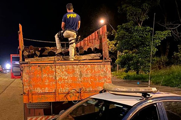 Caminhão transportando Aroeira é apreendido pela PRF na BR 365 com documentos adulterados