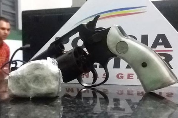 Jovem que levava tablete de maconha e revólver dentro da mochila é preso pela Polícia Militar