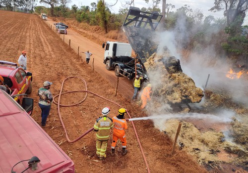 Carga de caminhão se incendeia após passar em estrada às margens de queimada, em Patos de Minas