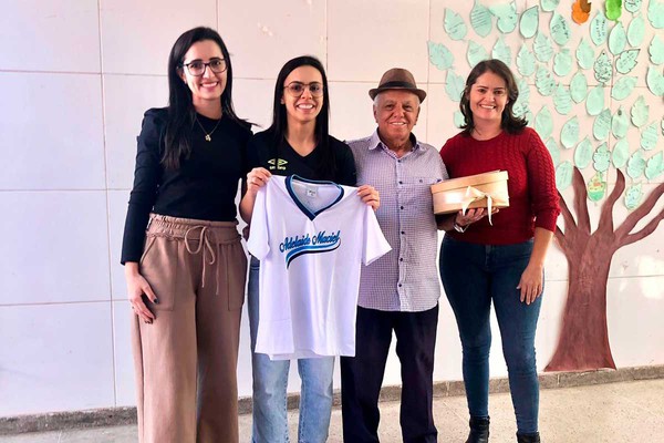 Eleita três vezes a melhor do mundo, jogadora é homenageada na escola onde tudo começou