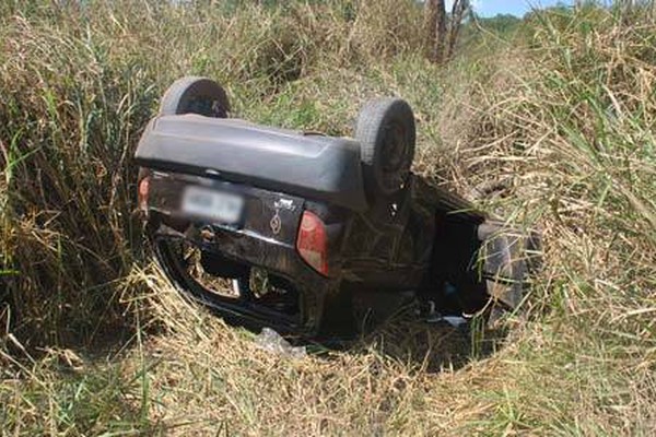 Carro capota em trecho com britas na BR 365 e pai e filha de 5 anos ficam feridos