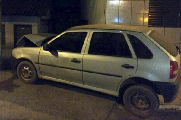 Motorista bate carro e derruba portão de duas residências, abandona o veículo e foge a pé