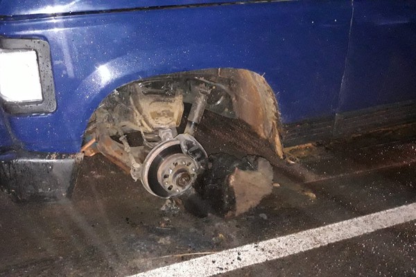 Carro é atingido em cheio por roda de caminhonete que se soltou na BR 352, em Carmo do Paranaíba