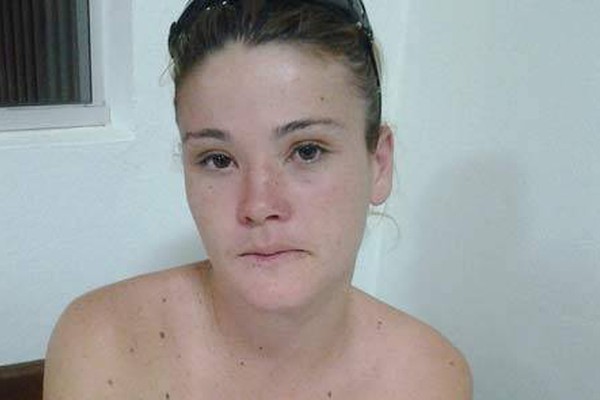 Mulher é presa em Lagoa Formosa vendendo droga na porta de escola