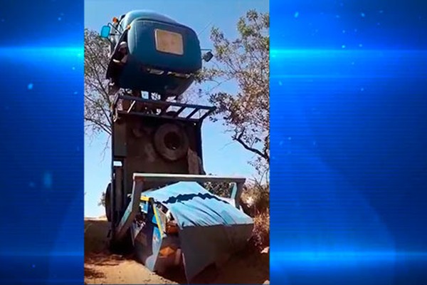 Impressionante: caminhão fica completamente empinado ao tentar subir morro