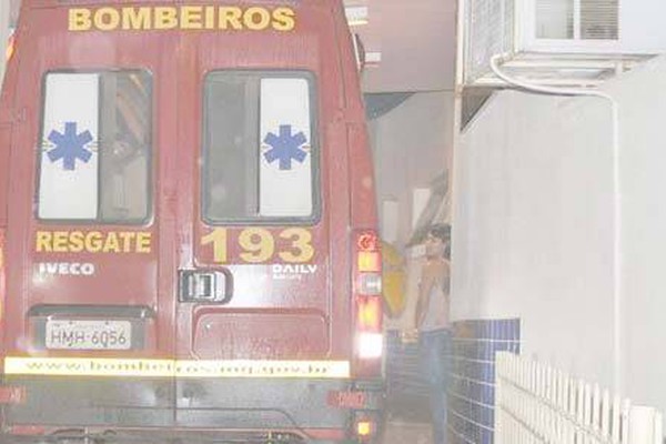 Bebê de 5 meses que se afogou em piscina está internado no CTI em estado grave