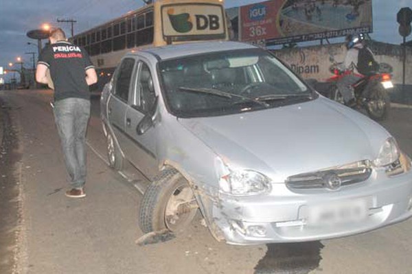 Mulher toma carro de acompanhante, pega a contramão da JK, acerta mototaxista e foge