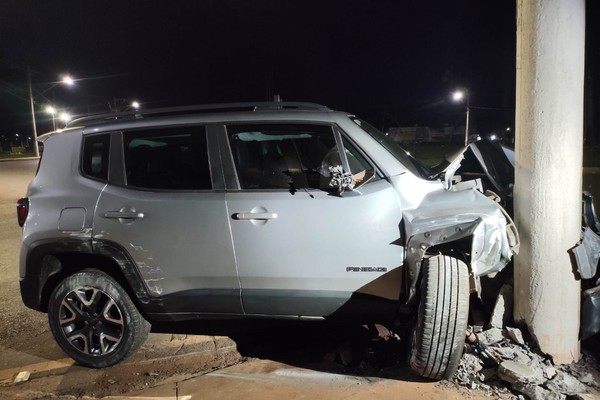 Carro bate em poste de iluminação na Avenida Marabá e é abandonado pelo proprietário