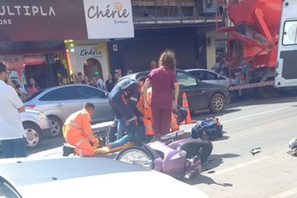 Motociclista fica gravemente ferida após bater em porta de veículo na Rua Major Gote