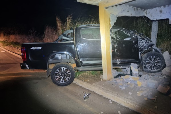 Motorista invade a contramão, quase provoca acidente com viatura e bate em caminhão, na BR352