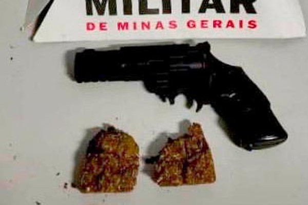 Polícia Militar encontra maconha e simulacro de arma dentro de mochila e prende trio, em Patos de Minas