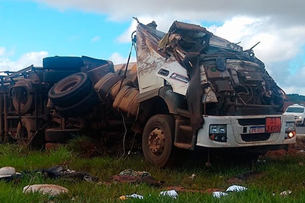 Carreta carregada com combustível tomba na BR 352 em Coromandel e interdita o trânsito