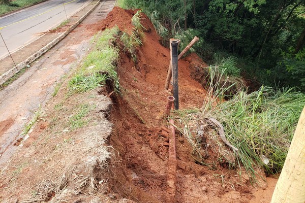 Chuva forte provoca deslizamento de terra e interdita parte da Avenida J.K.