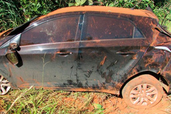 Motorista fica ferido após perder o controle da direção na MG410 e capotar fora da pista