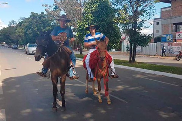 Sem combustível, jovens resgatam o tempo dos animais para chegarem ao trabalho