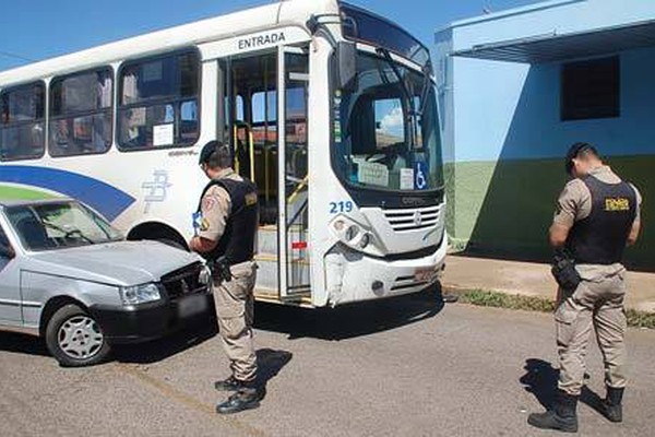 Motorista com criança no colo e motociclista inabilitado causam acidentes com coletivos