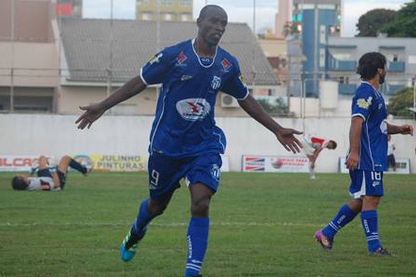 Ditinho marca duas vezes, dá duas assistências e URT goleia o Funorte