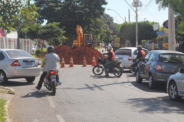 Avenida Paracatu tem pista interditada para o início da construção de rede pluvial