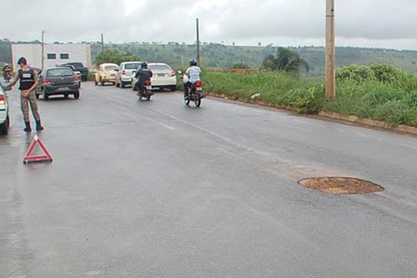 Motorista tenta desviar de buraco na Av. Marabá e bate em viatura da PC que conduzia preso