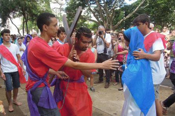 Fiéis levantam cedo para reviver a caminhada de Jesus rumo ao calvário