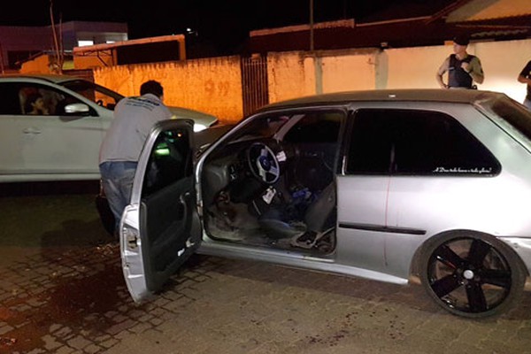 Motorista abandona o veículo após invadir a contramão e bater de frente com um Volvo